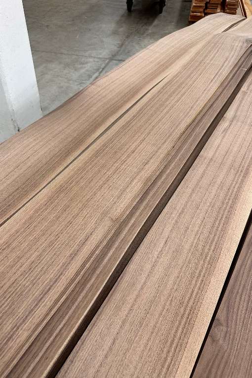 Image 2: Dark walnut veneer can be combined well with veneers made from light woods. Photo: Roser AG